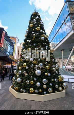 Le magnifique arbre de Noël sur la plaza à l'extérieur de Madison Square Garden et Penn Station à New York, New York, le vendredi 6 décembre 2024. (Photo : Gordon Donovan) Banque D'Images