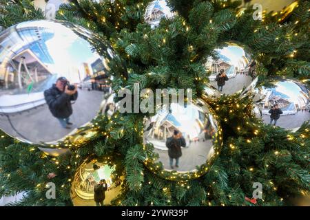 Le magnifique arbre de Noël sur la plaza à l'extérieur de Madison Square Garden et Penn Station à New York, New York, le vendredi 6 décembre 2024. (Photo : Gordon Donovan) Banque D'Images