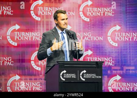 Charlie Kirk prend la parole sur scène à Gas South Arena le 23 octobre 2024 à Duluth, Géorgie, États-Unis. (Photo de Julia Beverly/Alamy Live News) Banque D'Images