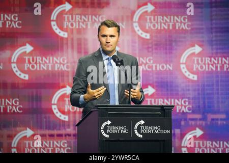 Charlie Kirk prend la parole sur scène à Gas South Arena le 23 octobre 2024 à Duluth, Géorgie, États-Unis. (Photo de Julia Beverly/Alamy Live News) Banque D'Images