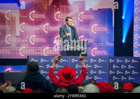 Charlie Kirk prend la parole sur scène à Gas South Arena le 23 octobre 2024 à Duluth, Géorgie, États-Unis. (Photo de Julia Beverly/Alamy Live News) Banque D'Images