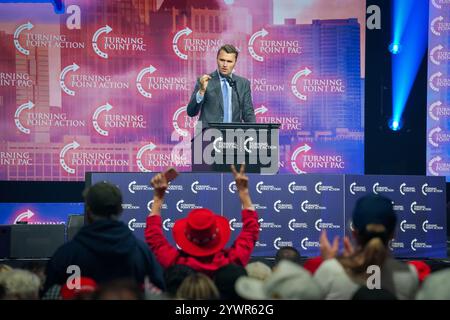 Charlie Kirk prend la parole sur scène à Gas South Arena le 23 octobre 2024 à Duluth, Géorgie, États-Unis. (Photo de Julia Beverly/Alamy Live News) Banque D'Images