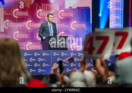 Charlie Kirk prend la parole sur scène à Gas South Arena le 23 octobre 2024 à Duluth, Géorgie, États-Unis. (Photo de Julia Beverly/Alamy Live News) Banque D'Images