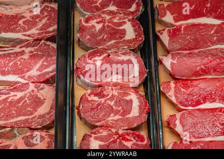 Diverses coupes de viande sur l'affichage dans le boîtier de réfrigérateur d'épicerie. Banque D'Images