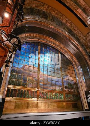 Mexico, Mexique - 12 juillet 2024 : intérieur de la salle principale du Palais des Beaux-Arts avec un rideau fait de morceaux de verre décoré Banque D'Images