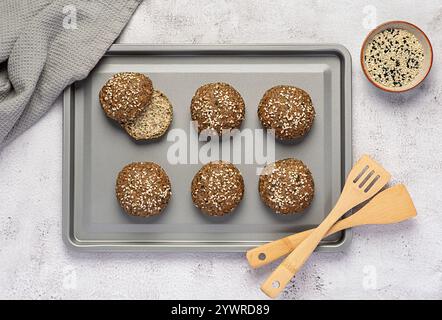 Photographie alimentaire de brioches céto, pain à faible teneur en glucides, balle de psyllium, tournesol, graines de citrouille et de sésame, chia, farine d'amande, protéines végétales, paléo, cétogène Banque D'Images