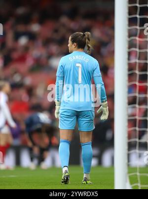 Ex gardienne de l'arsenal Sabrina D'Angelo lors du match de Super League féminine Barclays FA entre Arsenal et Aston Villa à l'Emirates Stadium, Londres, dimanche 8 décembre 2024. (Photo : Jade Cahalan | mi News) crédit : MI News & Sport /Alamy Live News Banque D'Images