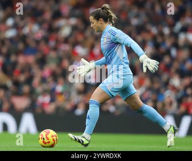 L'ex gardienne de l'arsenal Sabrina D'Angelo joue maintenant pour Aston Villa lors du match de Super League féminine Barclays FA entre Arsenal et Aston Villa à l'Emirates Stadium de Londres le dimanche 8 décembre 2024. (Photo : Jade Cahalan | mi News) crédit : MI News & Sport /Alamy Live News Banque D'Images