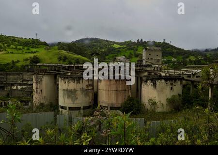 Ruines de la Sibérie, une ville abandonnée dans les Andes colombiennes. Les rues silencieuses et les bâtiments en décomposition racontent une histoire de perte, de temps et d'isolement. Banque D'Images