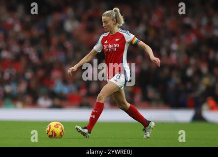 Le capitaine de l'arsenal Leah Williamson lors du match de Super League féminine de Barclays FA entre Arsenal et Aston Villa à l'Emirates Stadium de Londres le dimanche 8 décembre 2024. (Photo : Jade Cahalan | mi News) crédit : MI News & Sport /Alamy Live News Banque D'Images