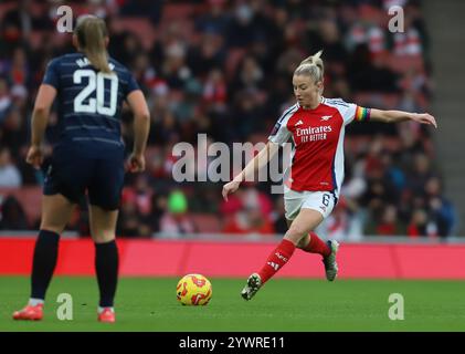 Le capitaine de l'arsenal Leah Williamson lors du match de Super League féminine de Barclays FA entre Arsenal et Aston Villa à l'Emirates Stadium de Londres le dimanche 8 décembre 2024. (Photo : Jade Cahalan | mi News) crédit : MI News & Sport /Alamy Live News Banque D'Images