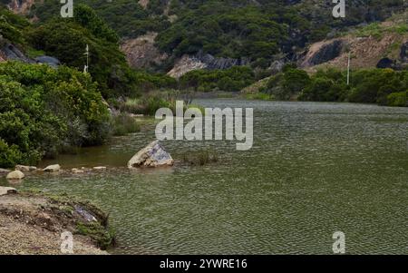Ruines de la Sibérie, une ville abandonnée dans les Andes colombiennes. Les rues silencieuses et les bâtiments en décomposition racontent une histoire de perte, de temps et d'isolement. Banque D'Images