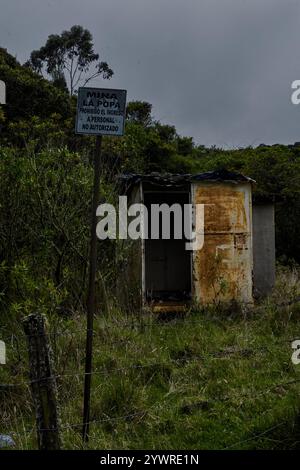Ruines de la Sibérie, une ville abandonnée dans les Andes colombiennes. Les rues silencieuses et les bâtiments en décomposition racontent une histoire de perte, de temps et d'isolement. Banque D'Images