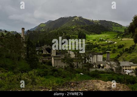 Ruines de la Sibérie, une ville abandonnée dans les Andes colombiennes. Les rues silencieuses et les bâtiments en décomposition racontent une histoire de perte, de temps et d'isolement. Banque D'Images