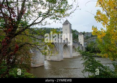 Pont Valentre, pont du XIVe siècle sur la rivière Lot à Cahors, département du Lot, sud-ouest de la France. Banque D'Images