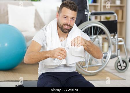 Homme handicapé se remettre de blessures à la maison Banque D'Images