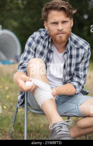 procédé d'application d'un bandage sur la jambe blessée Banque D'Images