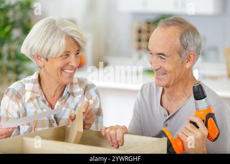 Couple de personnes âgées avec des outils de rénovation Banque D'Images