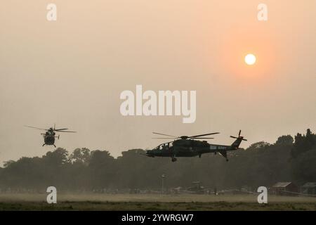 Kolkata, Inde. 11 décembre 2024. Le personnel de l'armée indienne avec des hélicoptères effectue un exercice pendant les répétitions avant l'observation de Vijay Diwas. Vijay Diwas est célébré chaque année le 16 décembre pour honorer la victoire des forces armées indiennes sur le Pakistan lors de la guerre de libération du Bangladesh de 1971. Crédit : SOPA images Limited/Alamy Live News Banque D'Images