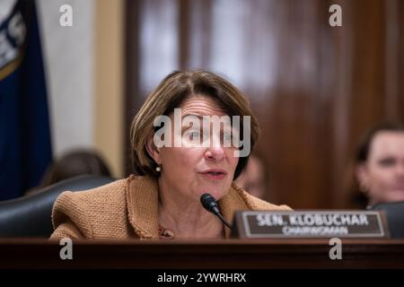 Washington, États-Unis. 11 décembre 2024. La présidente sénatrice américaine Amy Klobuchar, d-MN, parle lors d’une audience sur le Règlement et l’administration du Sénat avec le chef de police J. Thomas manger dans l’immeuble des bureaux du Sénat Russell à Washington, DC, le mercredi 11 décembre 2024. Photo de Annabelle Gordon/UPI. Crédit : UPI/Alamy Live News Banque D'Images