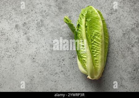 laitue verte fraîche sur la table de cuisine grise, vue de dessus Banque D'Images