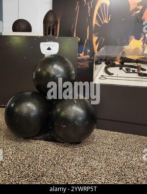 Une pile de boulets de canon dans le musée du monument national de Fort Pulaski près de Savannah, Géorgie. Banque D'Images