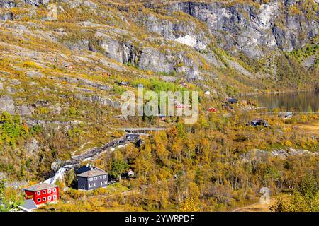 Paysage de la vallée de Flamsdalen vu du train Flam voyageant entre le village de Flam et Myrdal en Norvège,2024 Banque D'Images