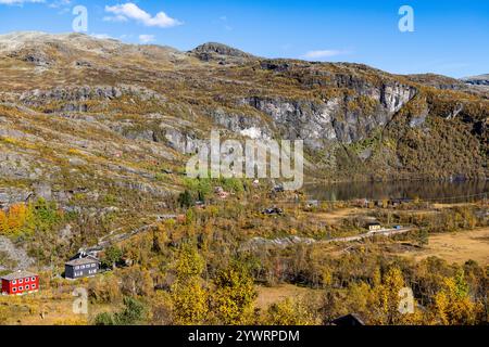 Paysage de la vallée de Flamsdalen vu du train Flam voyageant entre le village de Flam et Myrdal en Norvège,2024 Banque D'Images