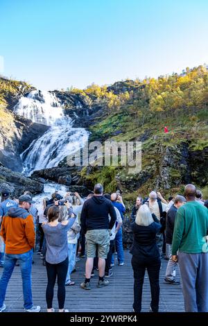 La cascade de Kjosfossen est l'une des attractions touristiques les plus visitées en Norvège et est accessible depuis le chemin de fer Flam, Huldra le séducteur vêtu de rouge Banque D'Images