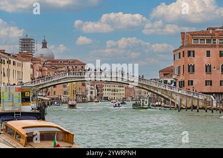 Venise, Italie - 09 octobre 2024 : Pont piétonnier Ponte della Scalzi sur le Grand canal à Venise avec beaucoup de gens traversant le pont pendant le da ensoleillé Banque D'Images