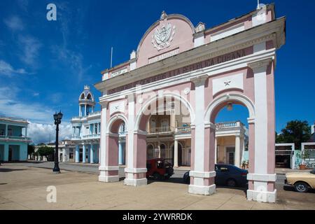 L'Arc de Triomphe et Museo de Las Artes Palacio Ferrer dans le parc Jose Marti dans le centre-ville de Cienfuegos, Cuba Banque D'Images