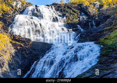 La cascade de Kjosfossen est l'une des attractions touristiques les plus visitées en Norvège et est accessible depuis la route ferroviaire Flam à Myrdal, Norvège, Europe Banque D'Images