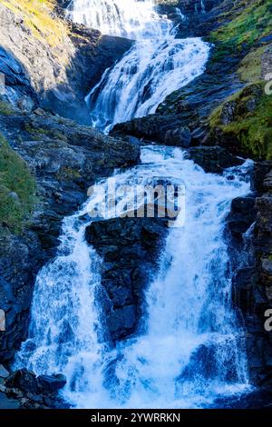 La cascade de Kjosfossen est l'une des attractions touristiques les plus visitées en Norvège et est accessible depuis la route ferroviaire Flam à Myrdal, Norvège, Europe Banque D'Images