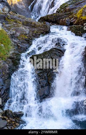 La cascade de Kjosfossen est l'une des attractions touristiques les plus visitées en Norvège et est accessible depuis la route ferroviaire Flam à Myrdal, Norvège, Europe Banque D'Images