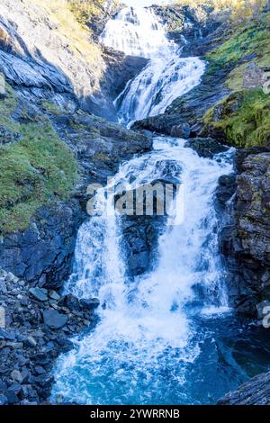 La cascade de Kjosfossen est l'une des attractions touristiques les plus visitées en Norvège et est accessible depuis la route ferroviaire Flam à Myrdal, Norvège, Europe Banque D'Images