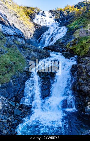 La cascade de Kjosfossen est l'une des attractions touristiques les plus visitées en Norvège et est accessible depuis le chemin de fer Flam, Norvège, Europe, 2024 Banque D'Images