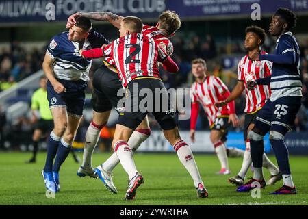 Murray Wallace de Millwall se bat pour le ballon avec Alfie Gilchrist et Harry Souttar de Sheffield United pendant le match du Sky Bet Championship Millwall vs Sheffield United au Den, Londres, Royaume-Uni, 11 décembre 2024 (photo par Izzy Poles/News images) à Londres, Royaume-Uni le 12/11/2024. (Photo Izzy Poles/News images/SIPA USA) Banque D'Images