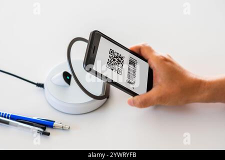 Paiement smartphone, cashless, paiement par code QR, code à barres, payer, téléphone portable, paiement Banque D'Images