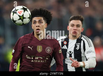 Turin, Italie. 11 décembre 2024. Rico Lewis (l) de Manchester City participe au match de l'UEFA Champions League entre la Juventus et Manchester City à Turin, Italie, le 11 décembre 2024. Crédit : Li Jing/Xinhua/Alamy Live News Banque D'Images