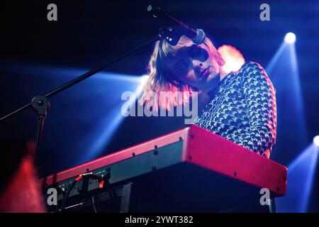 Varsovie, Pologne. 11 décembre 2024. Stina Holmquist joue du piano sous le micro. Chanteuse et compositrice germano-suédoise, Stina Holmquist s'est produite devant le public de Varsovie au Klub Stodola en soutien à la chanteuse polonaise Ania Dabrowska. (Photo de Neil Milton/SOPA images/SIPA USA) crédit : SIPA USA/Alamy Live News Banque D'Images