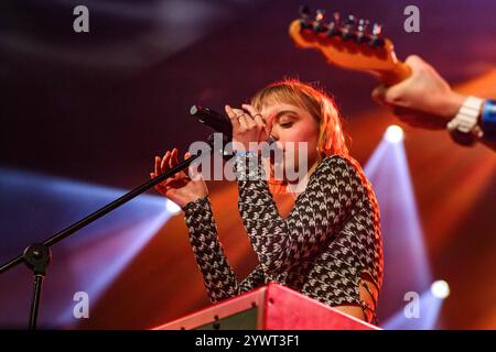 Varsovie, Pologne. 11 décembre 2024. Stina Homquist fait des gestes en chantant sa deuxième chanson. Chanteuse et compositrice germano-suédoise, Stina Holmquist s'est produite devant le public de Varsovie au Klub Stodola en soutien à la chanteuse polonaise Ania Dabrowska. (Photo de Neil Milton/SOPA images/SIPA USA) crédit : SIPA USA/Alamy Live News Banque D'Images