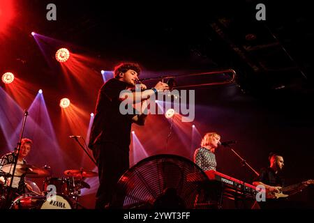 Varsovie, Pologne. 11 décembre 2024. Le joueur de synthétiseur sort pour jouer sur trombone. Chanteuse et compositrice germano-suédoise, Stina Holmquist s'est produite devant le public de Varsovie au Klub Stodola en soutien à la chanteuse polonaise Ania Dabrowska. (Photo de Neil Milton/SOPA images/SIPA USA) crédit : SIPA USA/Alamy Live News Banque D'Images