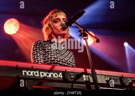 Varsovie, Pologne. 11 décembre 2024. Stina Holmquist joue du piano en chantant. Chanteuse et compositrice germano-suédoise, Stina Holmquist s'est produite devant le public de Varsovie au Klub Stodola en soutien à la chanteuse polonaise Ania Dabrowska. (Photo de Neil Milton/SOPA images/SIPA USA) crédit : SIPA USA/Alamy Live News Banque D'Images