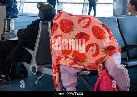 Les gens dorment au terminal American Airlines à l'aéroport JFK dans le Queens NYC Banque D'Images