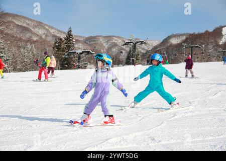 Enfants appréciant le ski Banque D'Images