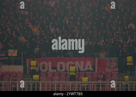 Lisbonne, Portugal. 11 décembre 2024. Les fans du Bologna FC encouragent lors de l'UEFA Champions League 2024/25 League phase Matchday 6 entre le SL Benfica et le Bologna FC à l'Estadio da Luz. Score final Benfica 0:0 Bologne (photo Bruno de Carvalho/SOPA images/Sipa USA) crédit : Sipa USA/Alamy Live News Banque D'Images