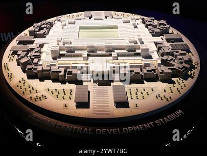 Riyad, Arabie Saoudite. 11 décembre 2024. Une maquette du projet de stade central de développement de Djeddah est vue à l'intérieur de l'exposition de candidature à la Coupe du monde d'Arabie Saoudite à Riyad, Arabie Saoudite, le 11 décembre 2024. L’Arabie saoudite a été officiellement confirmée mercredi par la FIFA comme hôte de la Coupe du monde 2034 lors d’un Congrès extraordinaire de la FIFA. Crédit : Wang Dongzhen/Xinhua/Alamy Live News Banque D'Images