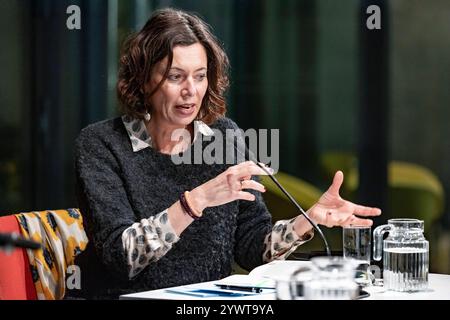 Adania Shiblis Roman Eine Nebensache Eva Menasse Akademie-Dialog : Lesung und Gespräch Adania Shibli und Eva Menasse Adania Shiblis Roman Eine Nebensache Begrüßung : Manos Tsangaris in der Akademie der Künste Berlin AM 11.12.2024 Foto by gezett /Gerald Zörner - Konto für Anstrichhonorar : Gerald Zörner BIC/SWIFT-Code DEUTDEDBXXX für, IBAN 97 221 458 630 : DE4638072402701977 608 60913 917 Banque D'Images