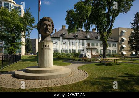 Le Musée Saint-Boniface est le plus ancien édifice de Winnipeg et est un ancien couvent. Avec la statue de Louis Riel au premier plan Manitoba, Canada Banque D'Images