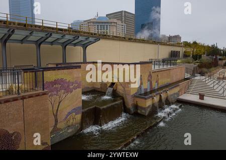 Murale et cascades sur les terrasses menant du niveau de la rue au canal Bricktown à Oklahoma City, Oklahoma. Banque D'Images
